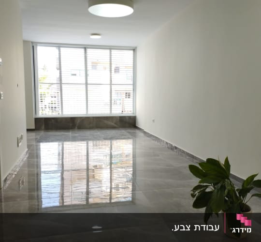 קירות צבועים בלבן בחדר ריק עם חלון גדול